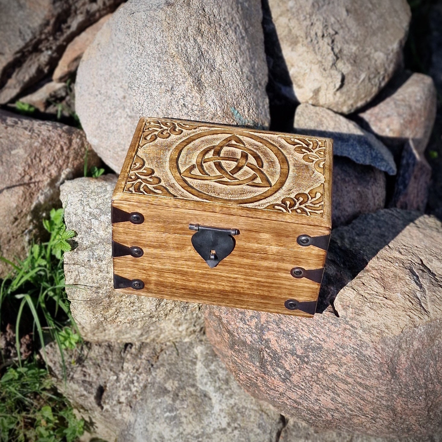 Holztruhe Holzkiste Holzbox aus Mangoholz Motiv keltischer Dreiecksknoten Triqueta groß