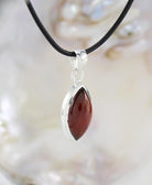 Halskettenanhänger Kettenschmuck Stein Trommelstein Anhänger Rohstein Rohstück Spitze Doppelender Edelstein Heilstein Silberschmuck Schmuck Halsschmuck Schmuckstein Glücksstein Schutzstein Hessonitstein Hessonitschmuck