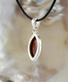Halskettenanhänger Kettenschmuck Stein Trommelstein Anhänger Rohstein Rohstück Spitze Doppelender Edelstein Heilstein Silberschmuck Schmuck Halsschmuck Schmuckstein Glücksstein Schutzstein Hessonitstein Hessonitschmuck