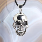 Totenkopf-Anhänger mit detaillierter Schädelstruktur