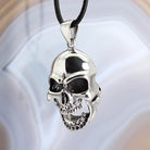 Totenkopf-Anhänger mit Lederband als besonderer Silberschmuck