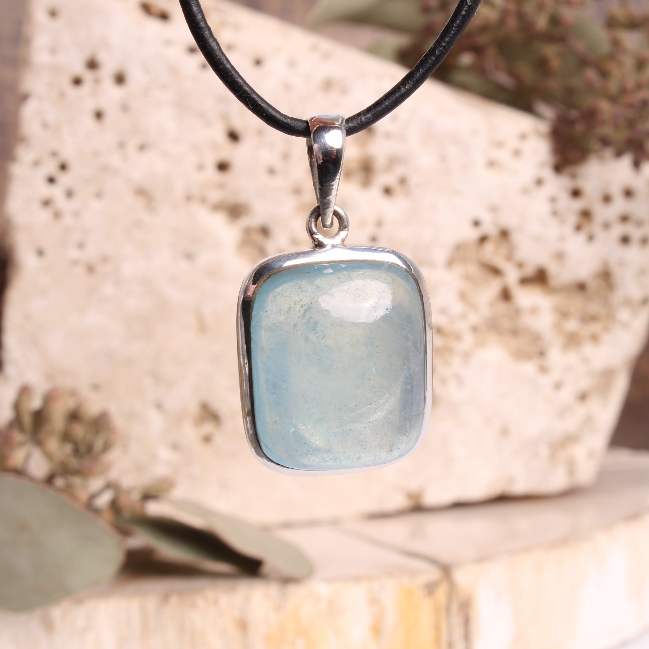 Aquamarin Cabochon Anhänger 925 Silber – Trageansicht