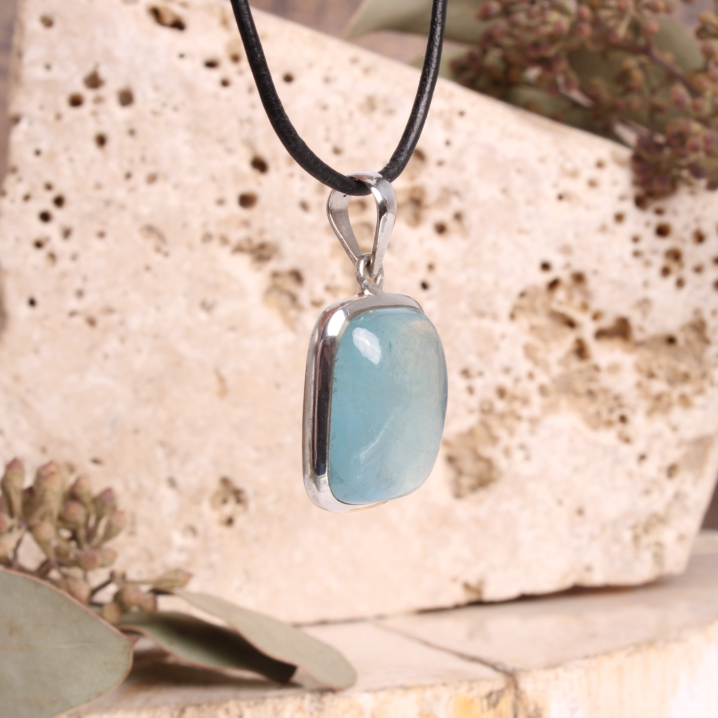 Aquamarin Cabochon Anhänger 925 Silber – Seitenansicht mit Lederband und Öse