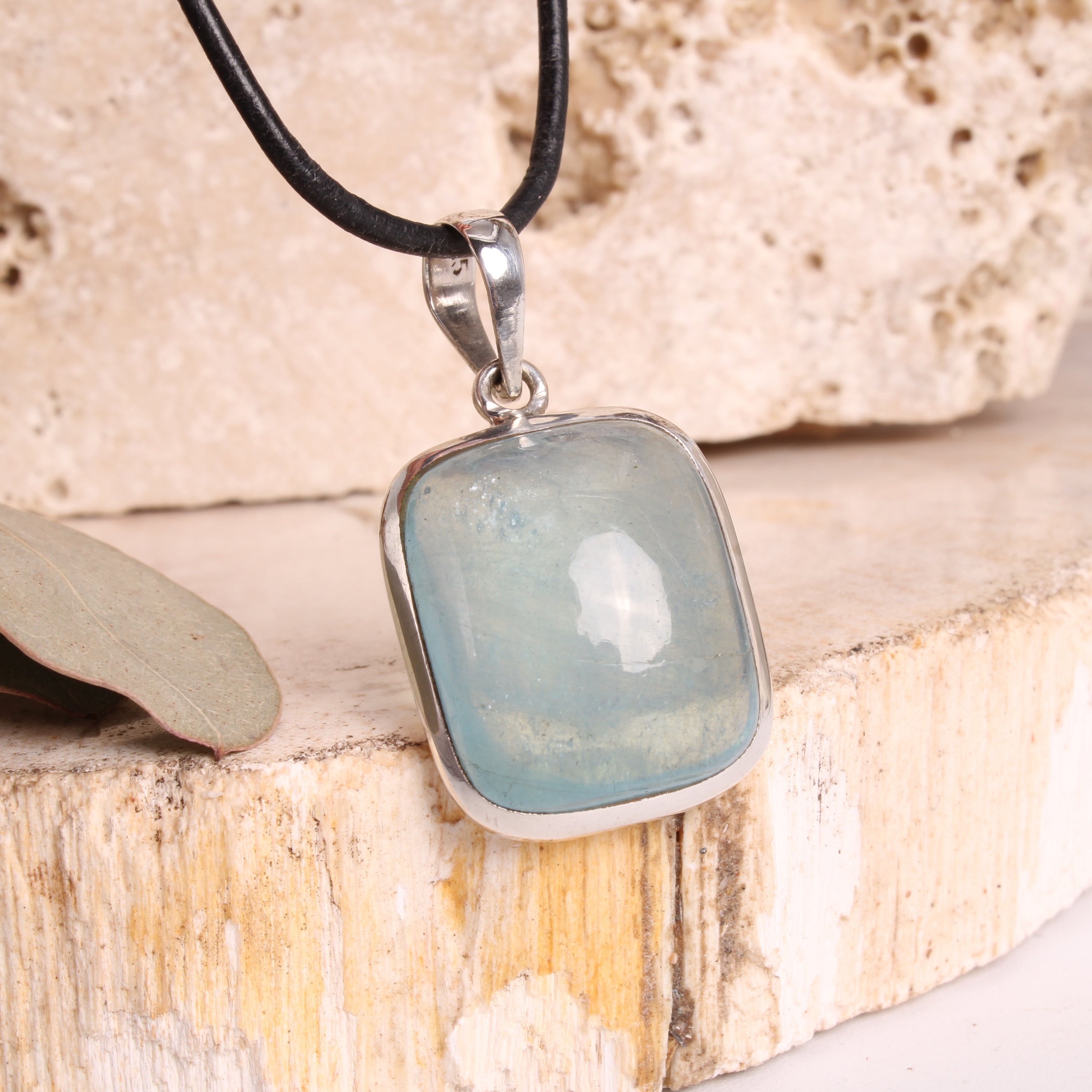 Aquamarin Cabochon Anhänger 925 Silber – hellblau transparente Lichtbrechung und Reflektion