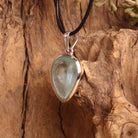 Azurit-Malachit Schmuck – Seitenansicht mit Lederband