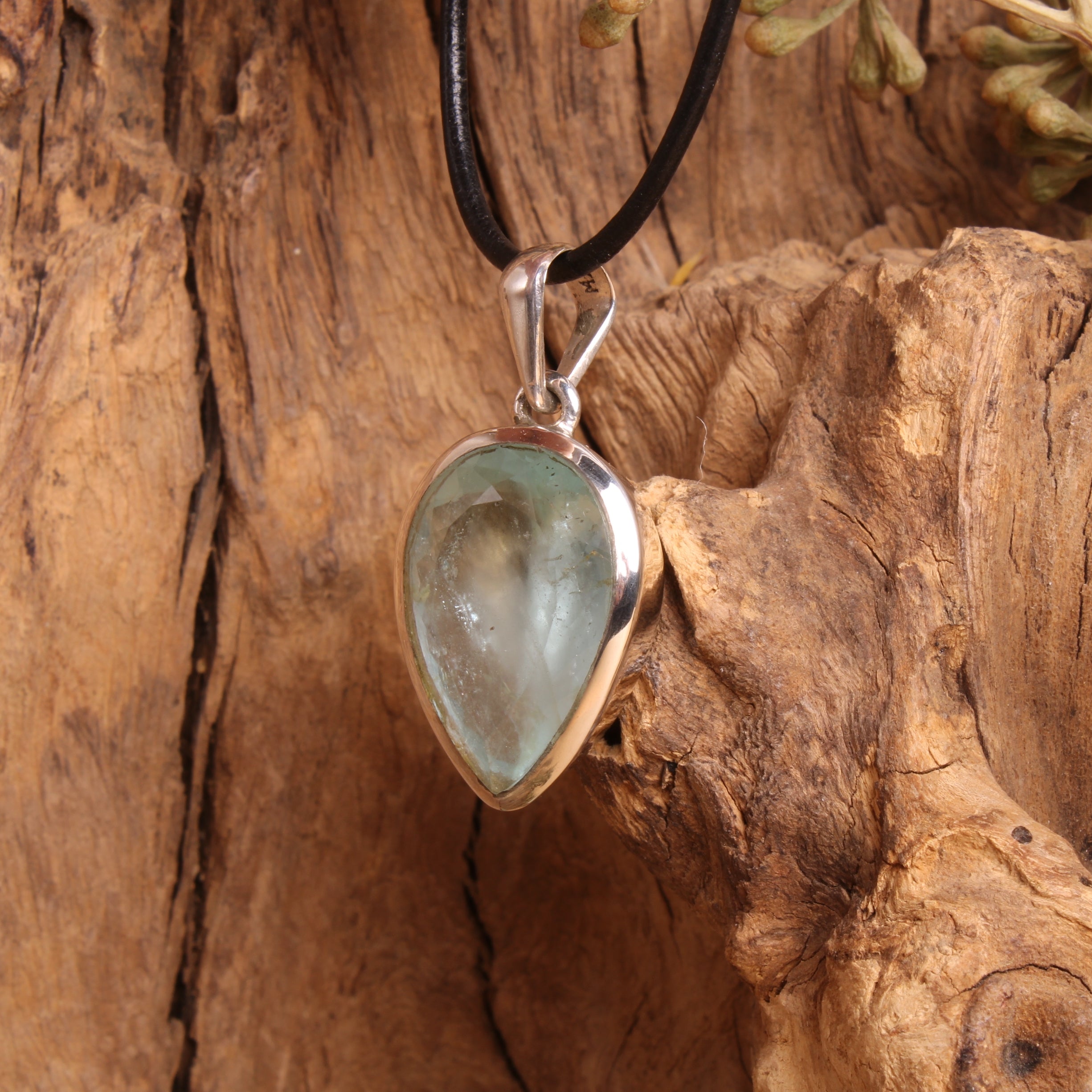 Azurit-Malachit Schmuck – Seitenansicht mit Lederband