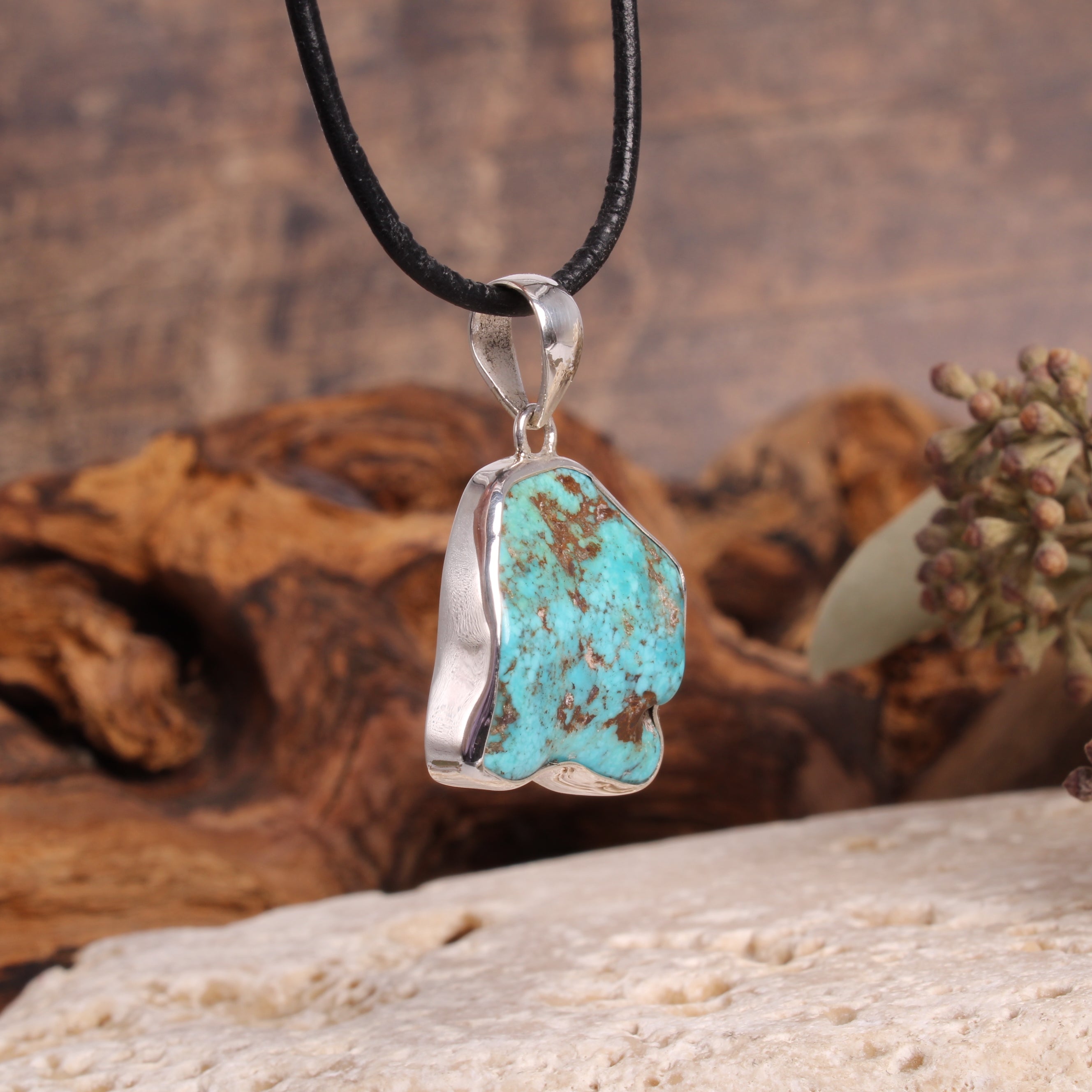 Arizona Türkis Anhänger Seitenansicht – 20×19 mm, ca. 3 cm Gesamtlänge