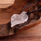 Bergkristall Blatt Anhänger Größenvergleich – elegant & leicht