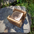 Untersetzer Set aus Mangoholz braun mit Motiv Blume des Lebens inklusive Aufbewahrungsbox