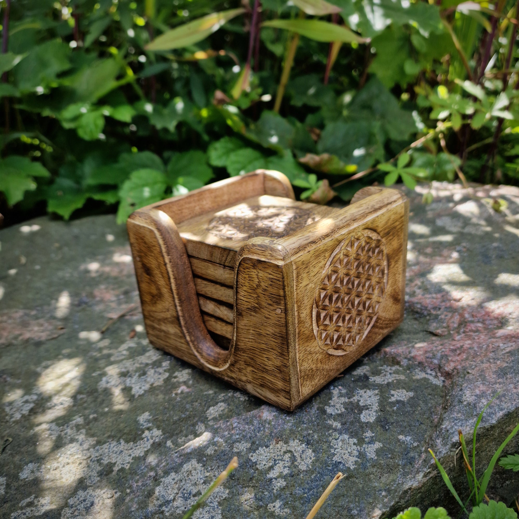 Untersetzer Set aus Mangoholz braun mit Motiv Blume des Lebens inklusive Aufbewahrungsbox