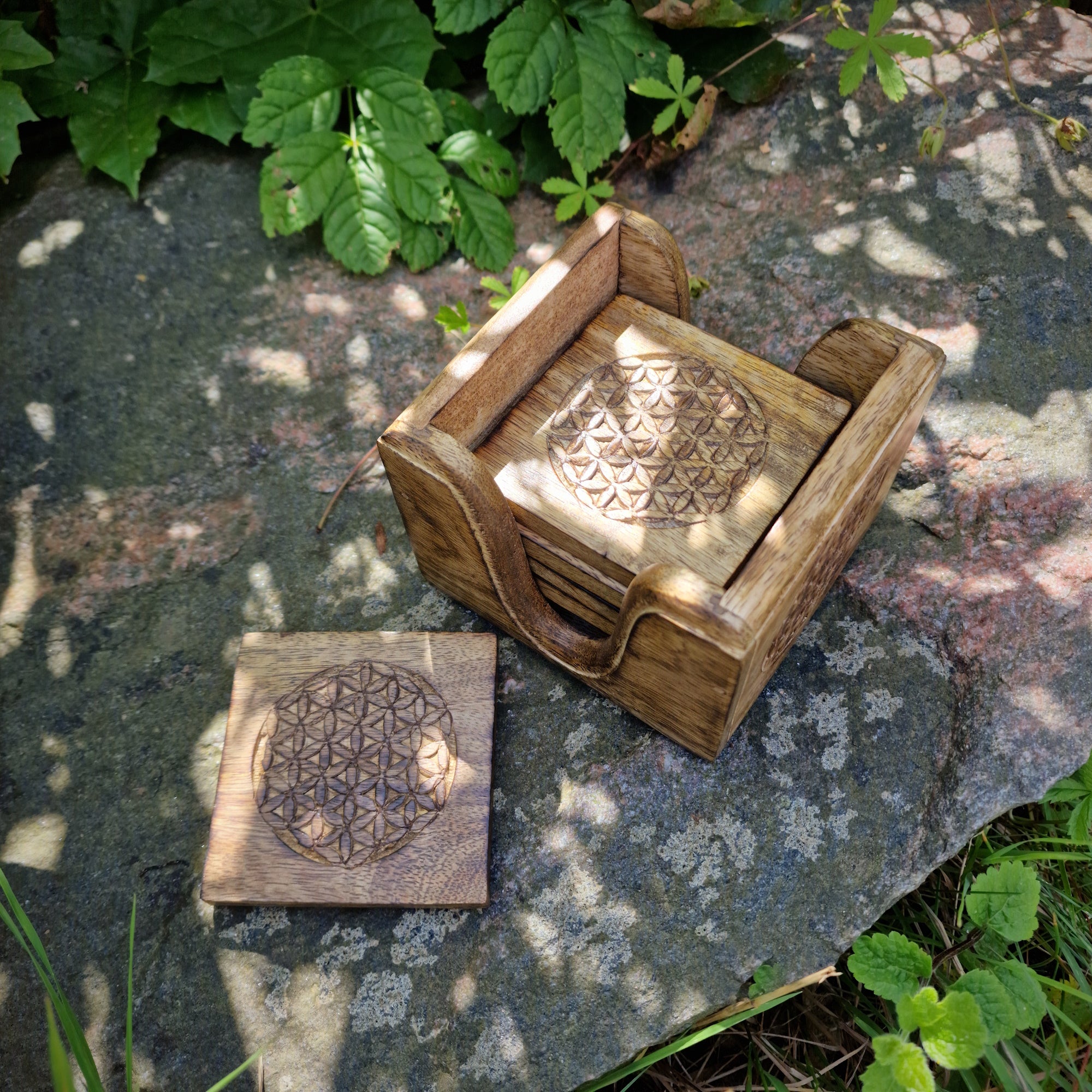 Untersetzer Set aus Mangoholz braun mit Motiv Blume des Lebens inklusive Aufbewahrungsbox