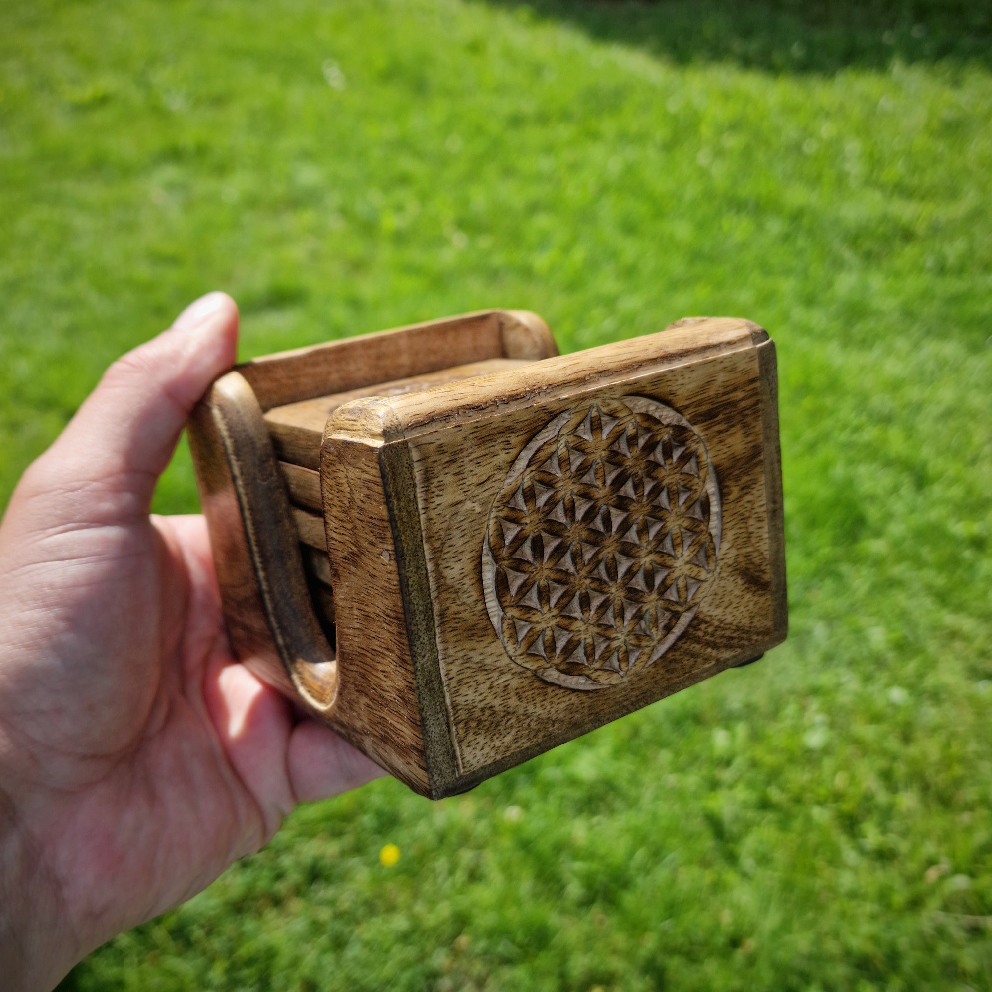 Untersetzer Set aus Mangoholz braun mit Motiv Blume des Lebens inklusive Aufbewahrungsbox