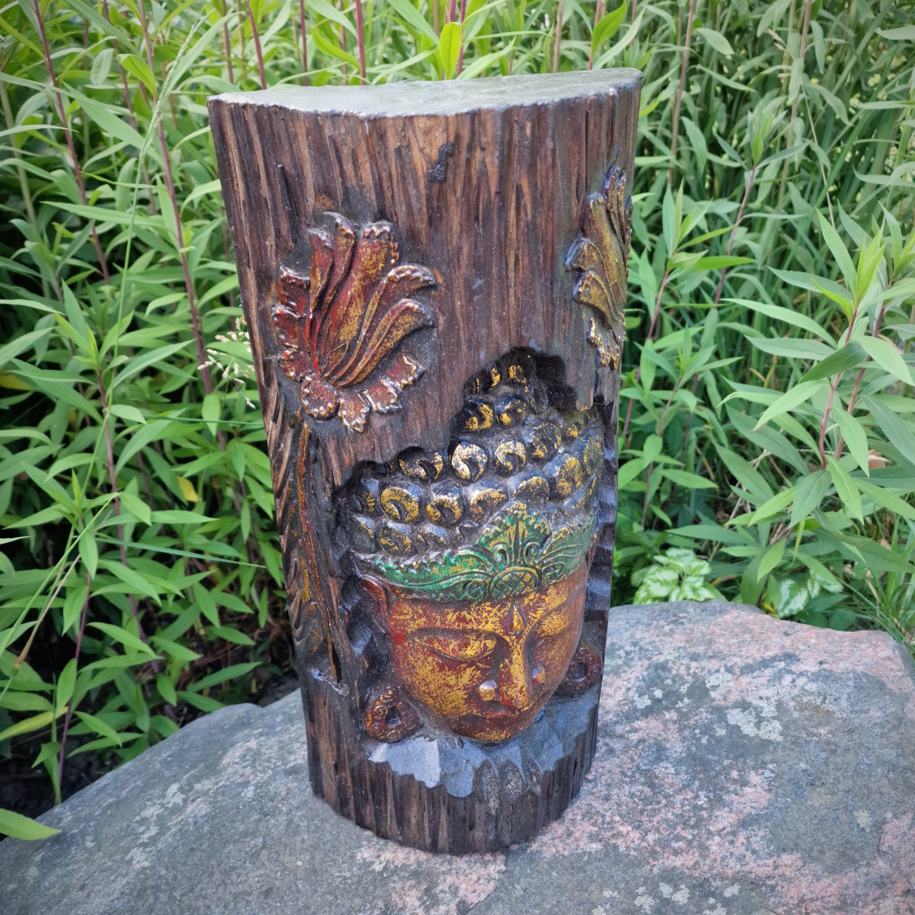 Buddha Wandbild Holz – Detailansicht schräg, frontal - Tiefe der Schnitzerei