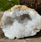 Calcit Geode 15x12 cm – funkelnde weiße Kristalle im Inneren
