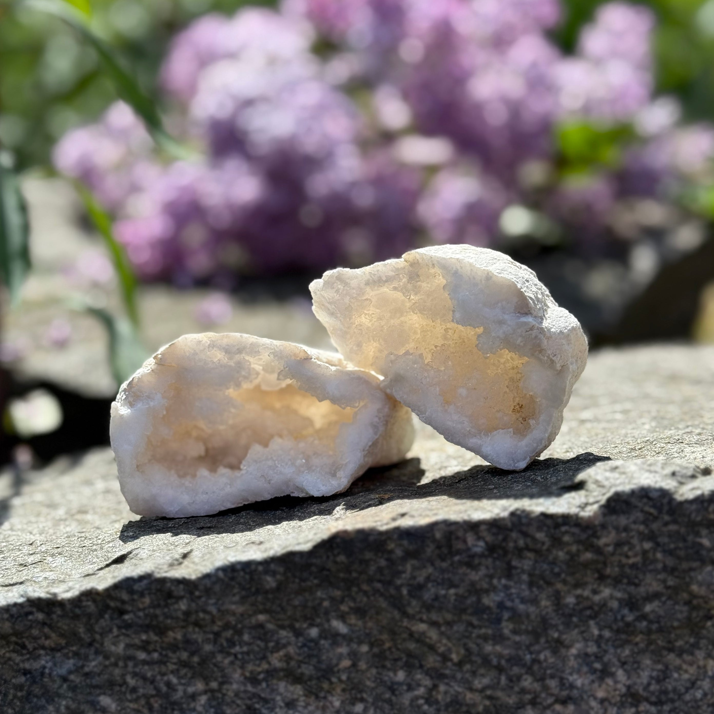 Calcit Geode geöffnet – 2 Hälften mit weißer Quarzdruse, Vorderansicht