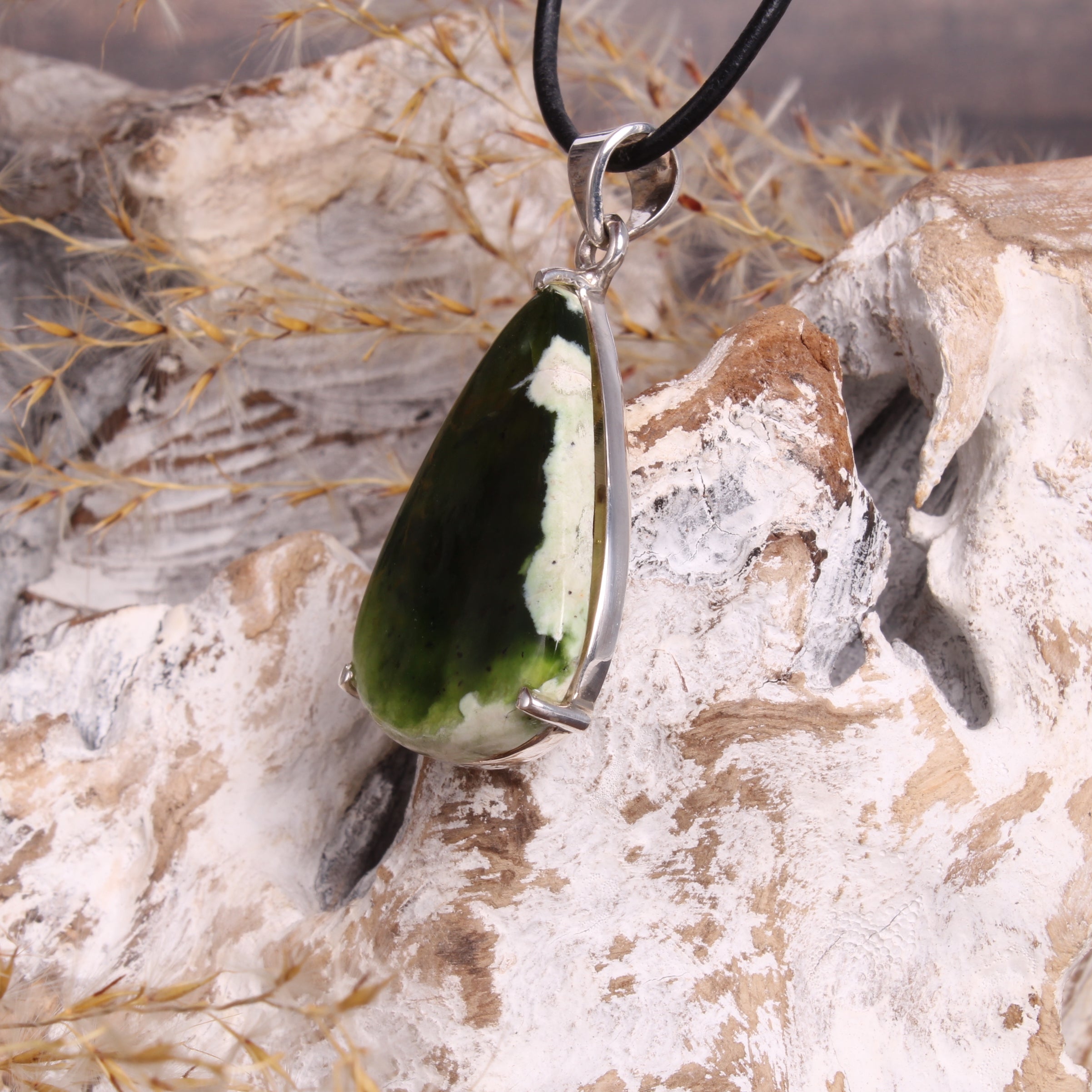 Chromchalcedon Anhänger grün – Krappenfassung 925 Silber mit Lederband