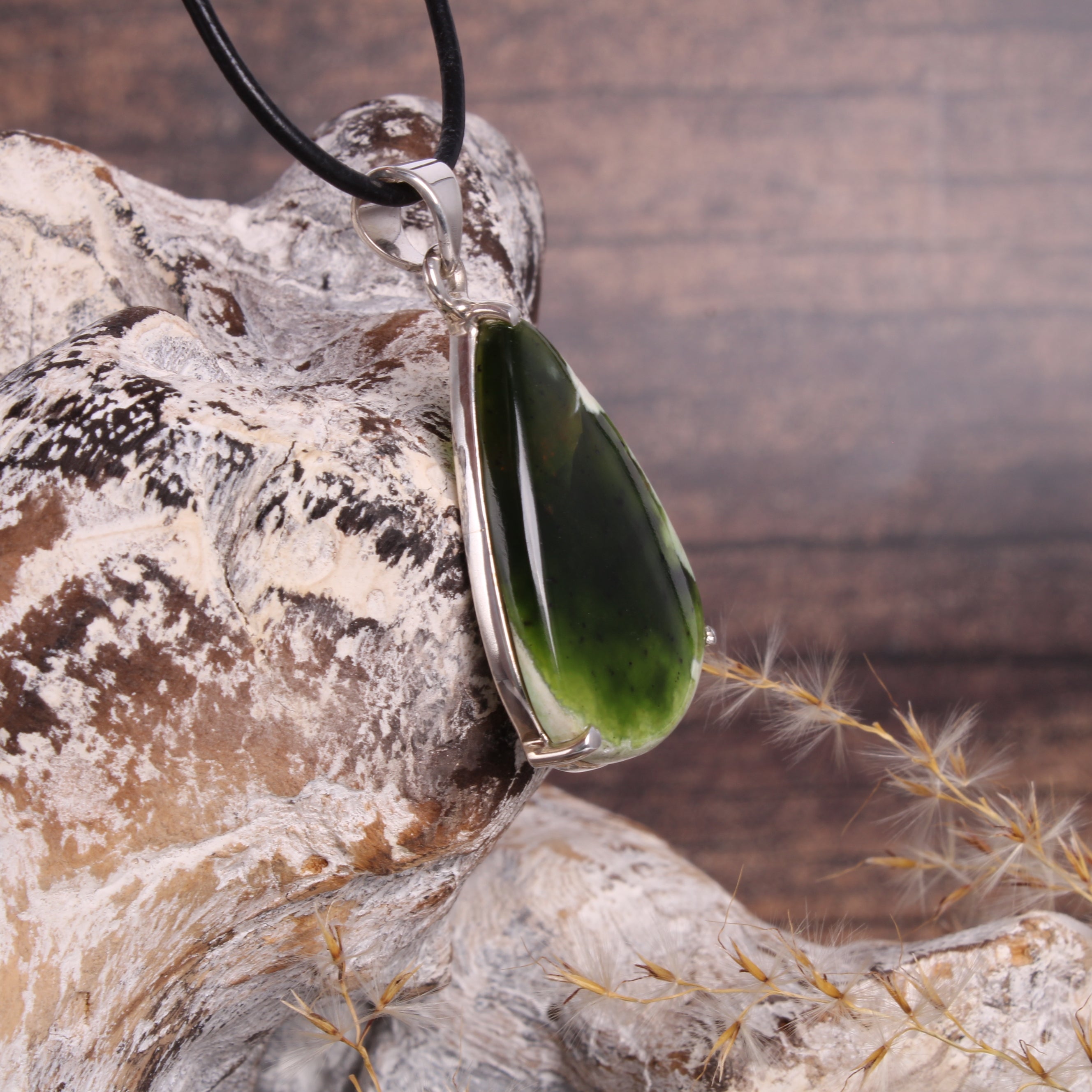 Detailansicht Chromchalcedon Tropfen – intensiv grüner Naturstein