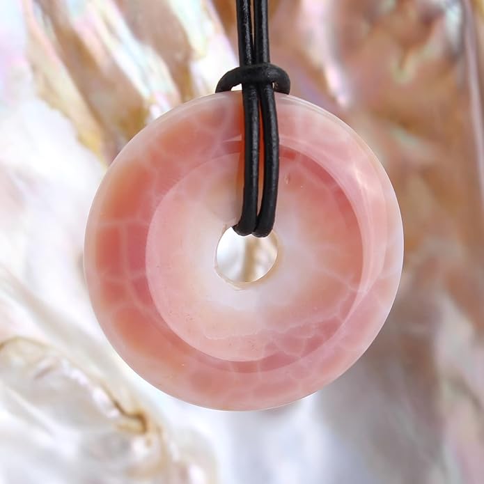 Der Feueracht Edelstein Donut Anhänger ist ein beeindruckendes Schmuckstück, das durch seine leuchtenden Farben und natürliche Schönheit besticht. Dieser runde Anhänger aus hochwertigem Edelstein zeigt eine faszinierende Mischung aus tiefroten und orangefarbenen Tönen, die an flammendes Feuer erinnern.