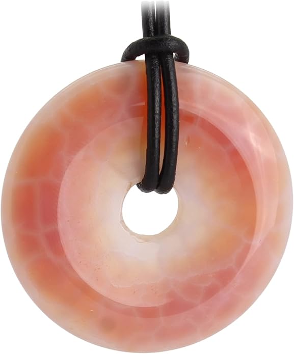 Der Feueracht Edelstein Donut Anhänger ist ein beeindruckendes Schmuckstück, das durch seine leuchtenden Farben und natürliche Schönheit besticht. Dieser runde Anhänger aus hochwertigem Edelstein zeigt eine faszinierende Mischung aus tiefroten und orangefarbenen Tönen, die an flammendes Feuer erinnern.