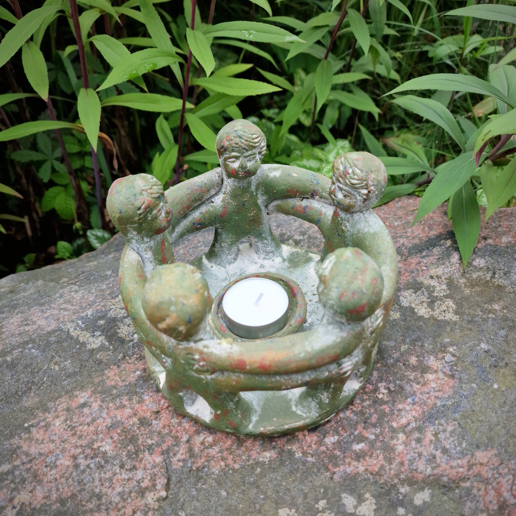 Freundeskreis als Teelichthalter grün – 5 Figuren beleuchtet