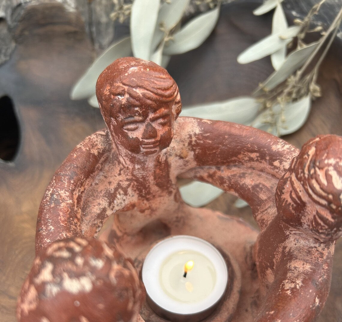 Detailansicht Freundeskreis Terrakotta rot – 3 Figuren