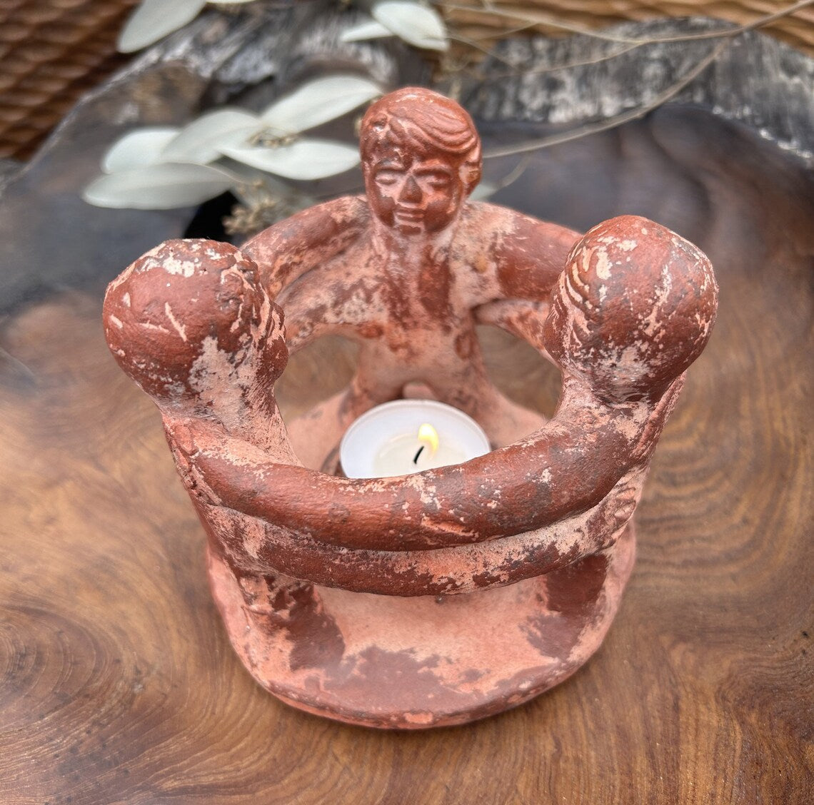 Freundeskreis rot – 3 Tonfiguren im Kreis von oben
