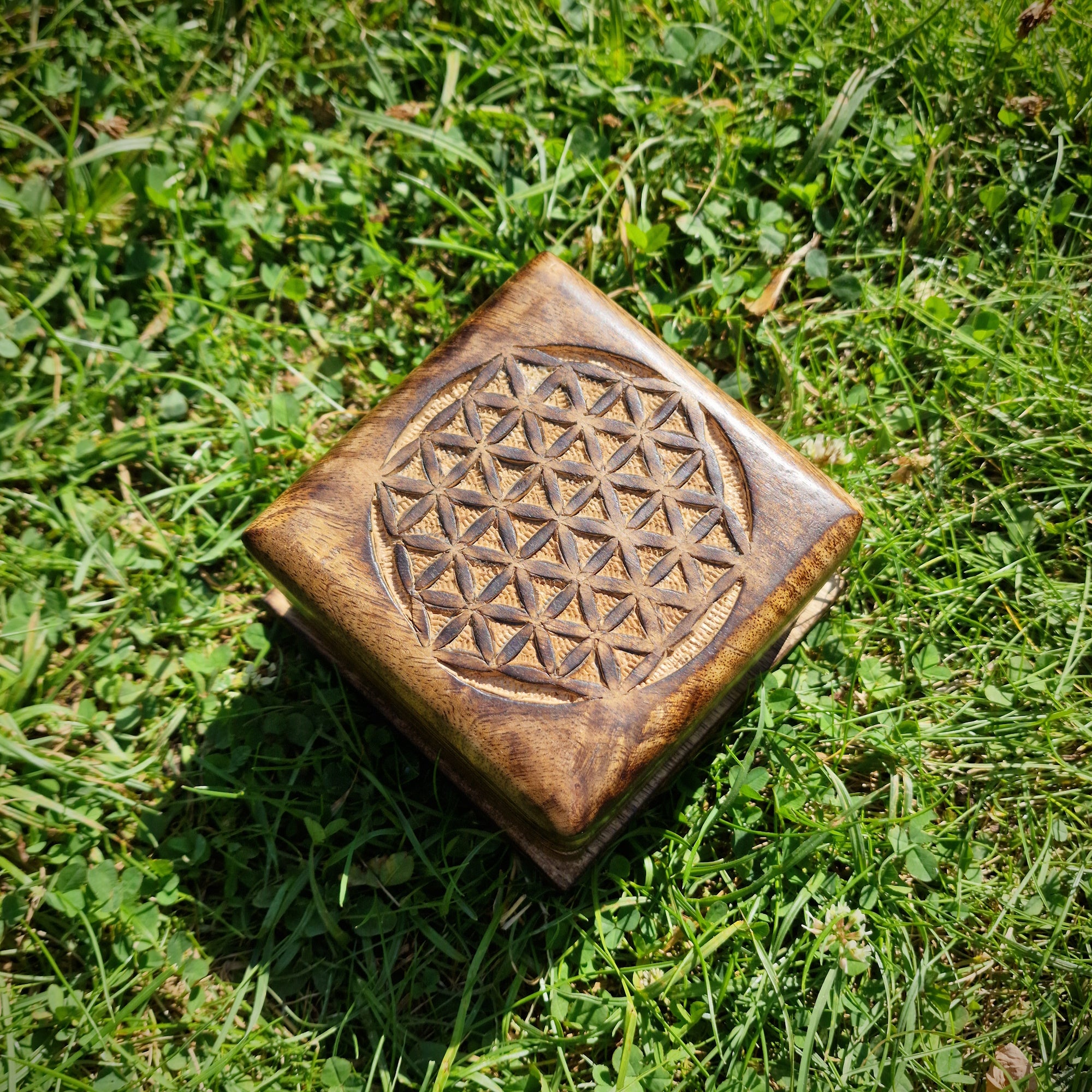 Trickbox Holztruhe Holzbox aus Mangoholz Motiv Blume des Lebens klein