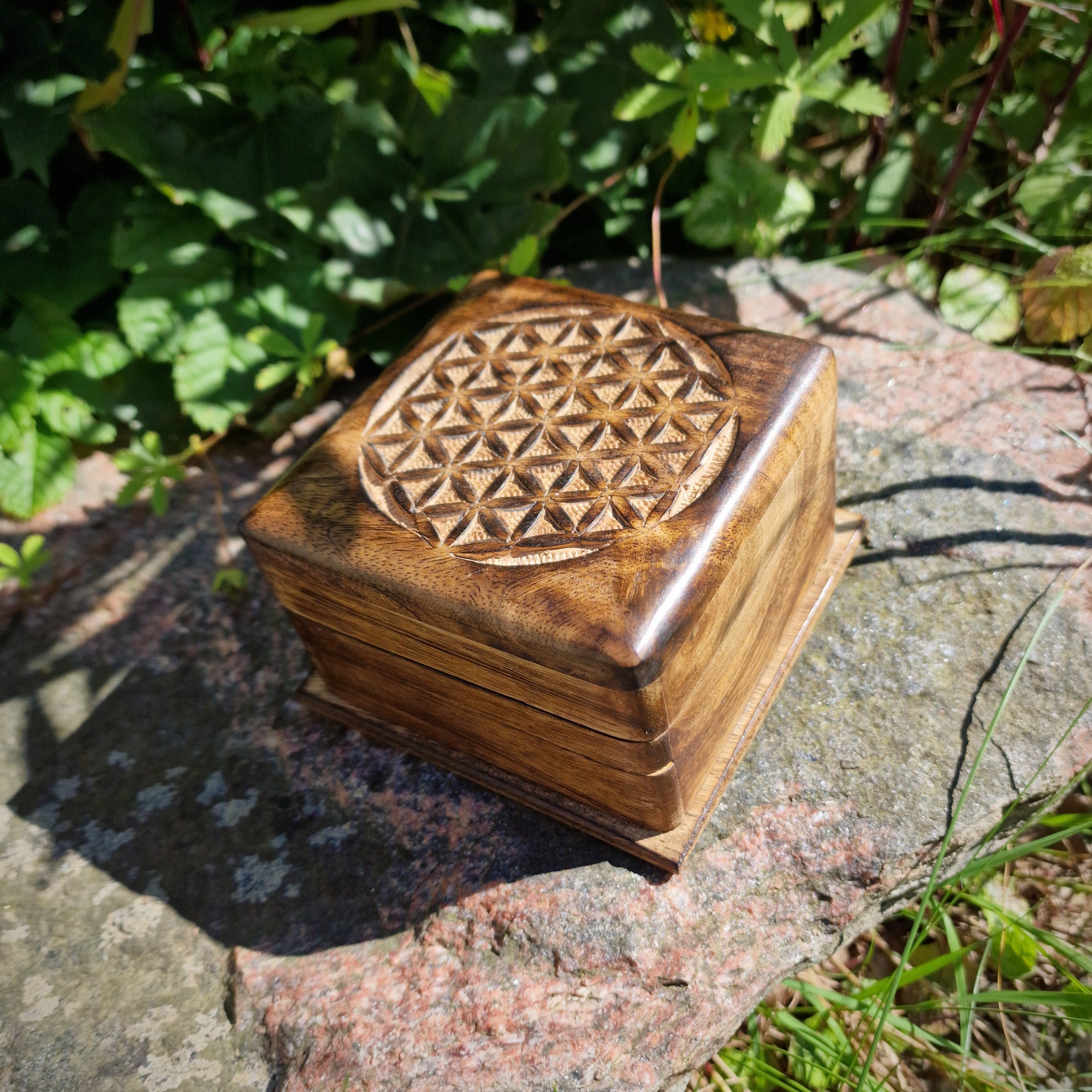 Trickbox Holztruhe Holzbox aus Mangoholz Motiv Blume des Lebens klein