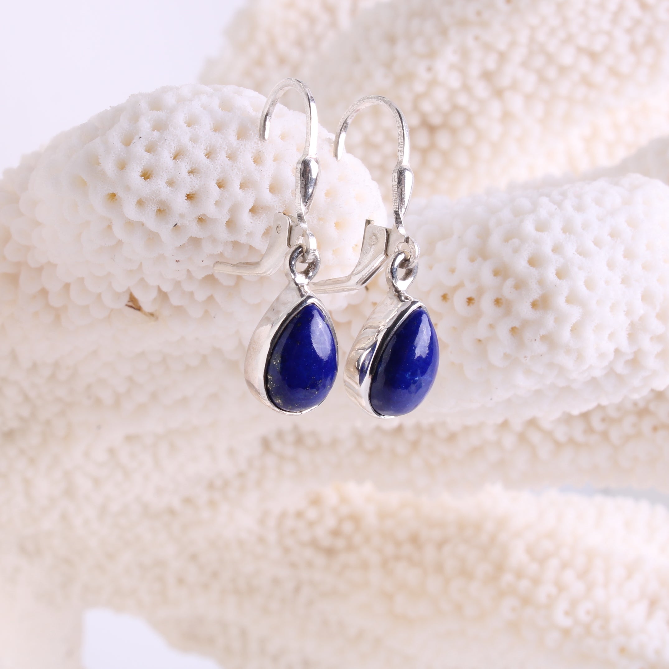 Lapislazuli Ohrhänger Nahaufnahme – tiefblaue Farbe, natürliche Einschlüsse