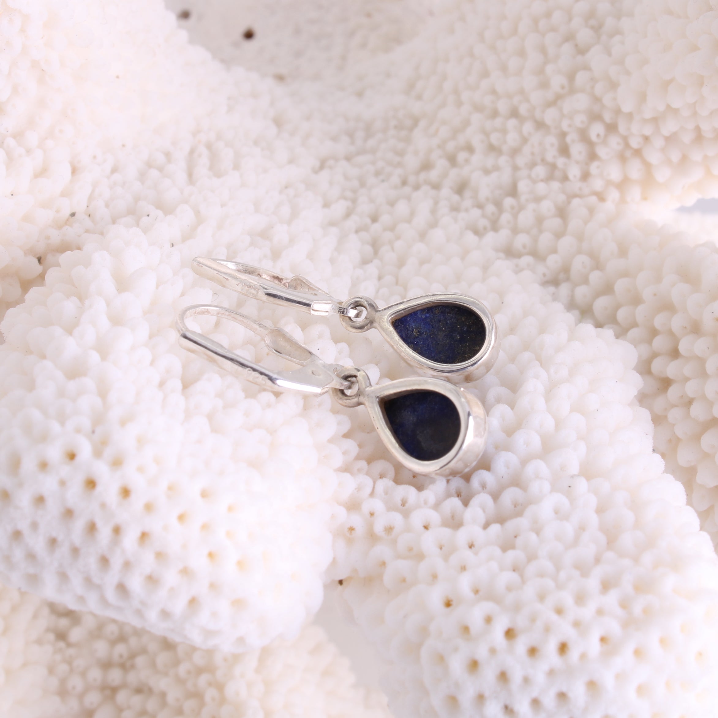 Lapislazuli Ohrhänger Seitenansicht – Tropfenform