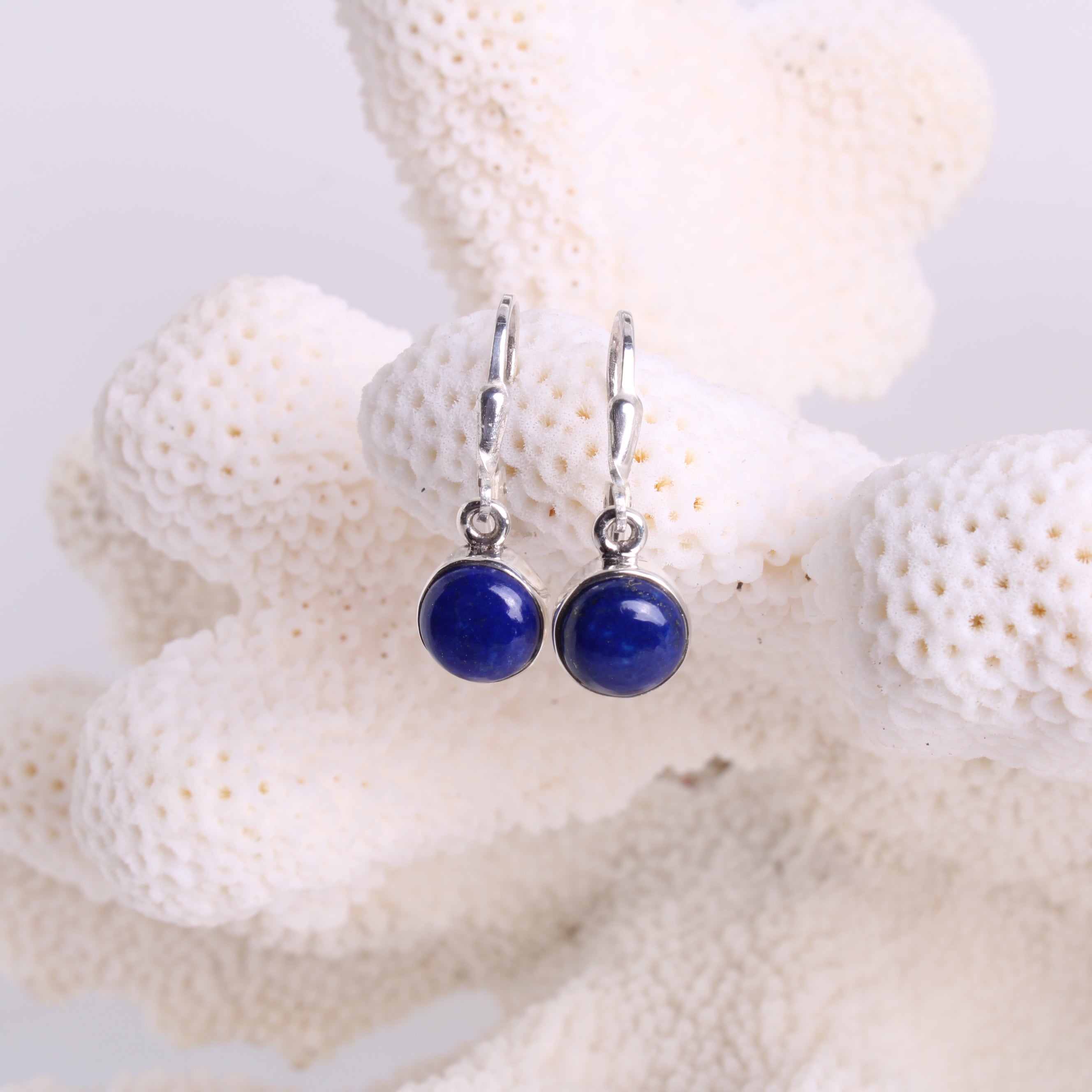 Lapislazuli Ohrhänger Nahaufnahme – tiefblaue Farbe, runde Cabochonform