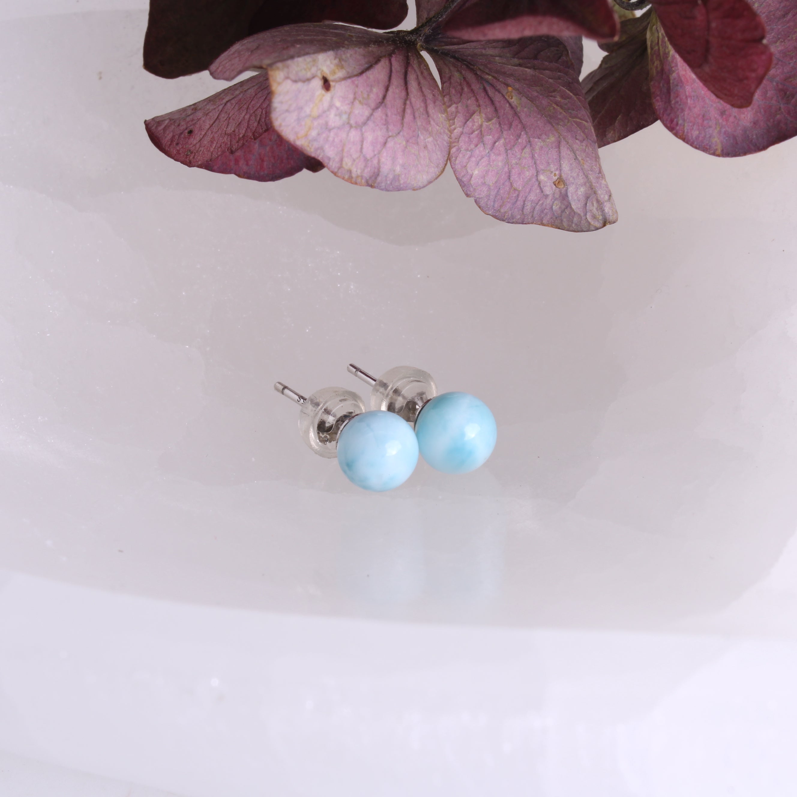 Bild 2: Larimar Ohrstecker – 6 mm – Reflektion von Licht auf Kugel