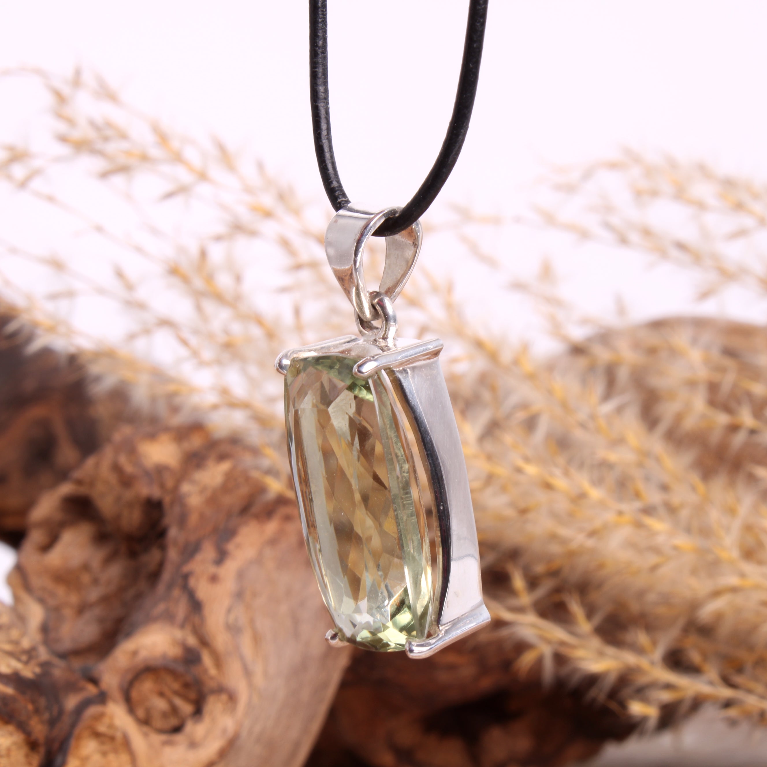 Prasiolith Anhänger Seitenansicht – 25×12 mm, 3,7 cm Gesamthöhe