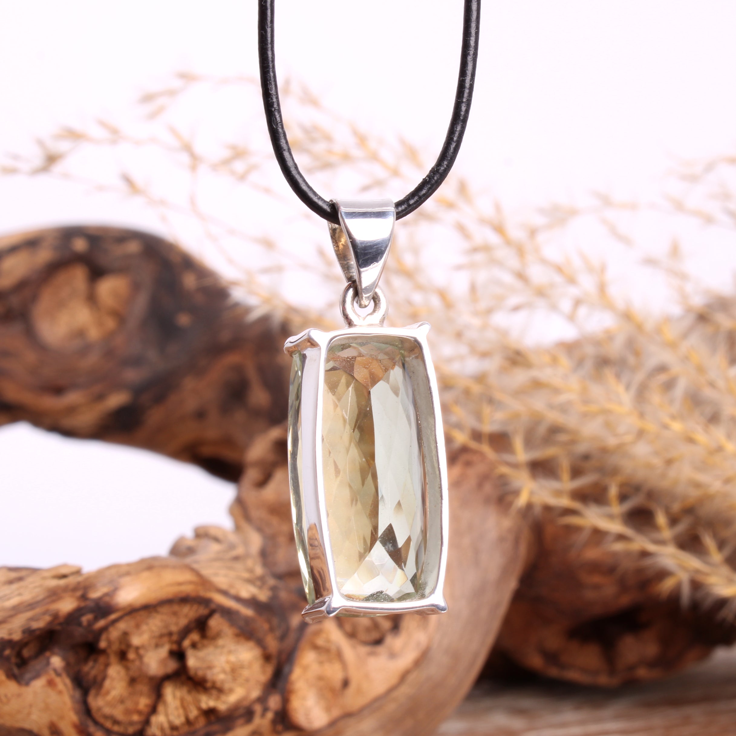 Prasiolith Detailansicht – offene Krappenfassung, maximale Lichtreflektion