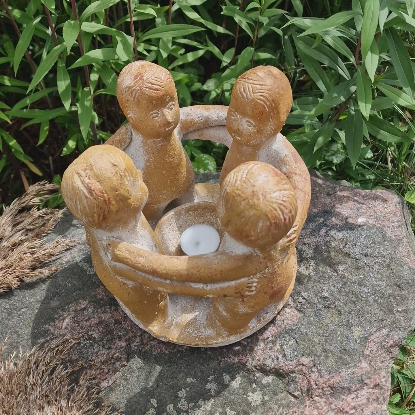 Freundeskreis XL gelb – 4 Tonfiguren im Kreis von oben