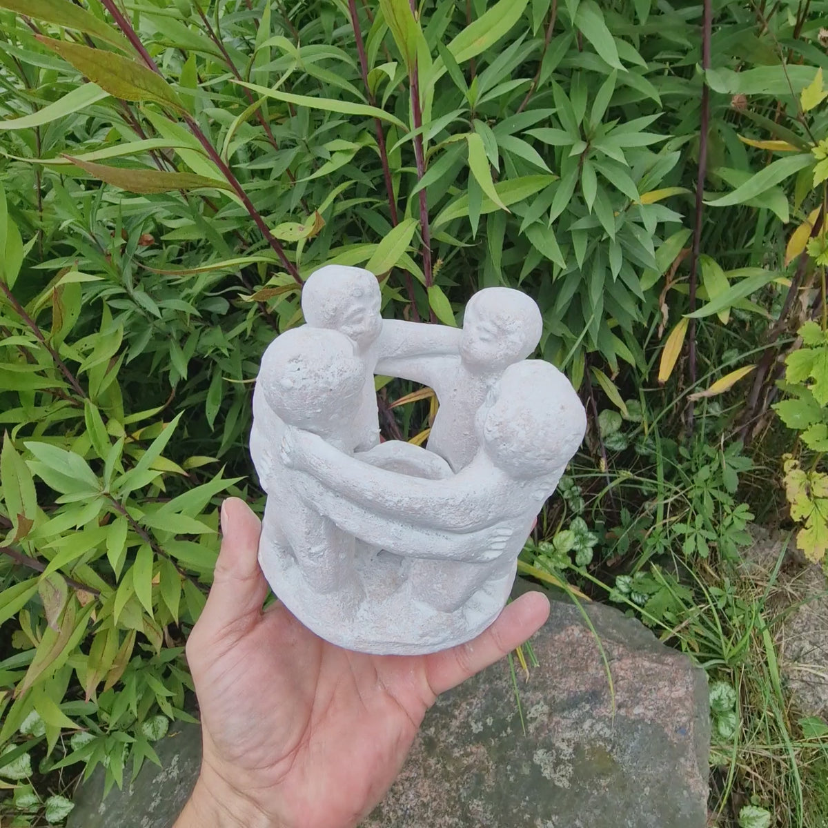 Video des weiß gekalkten Freundeskreis-Teelichthalters mit 4 Figuren