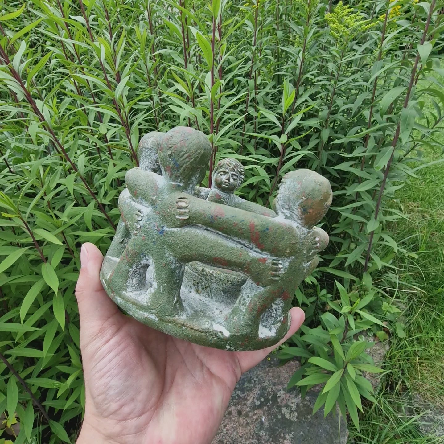 Freundeskreis grün – 5 Tonfiguren im Kreis von oben