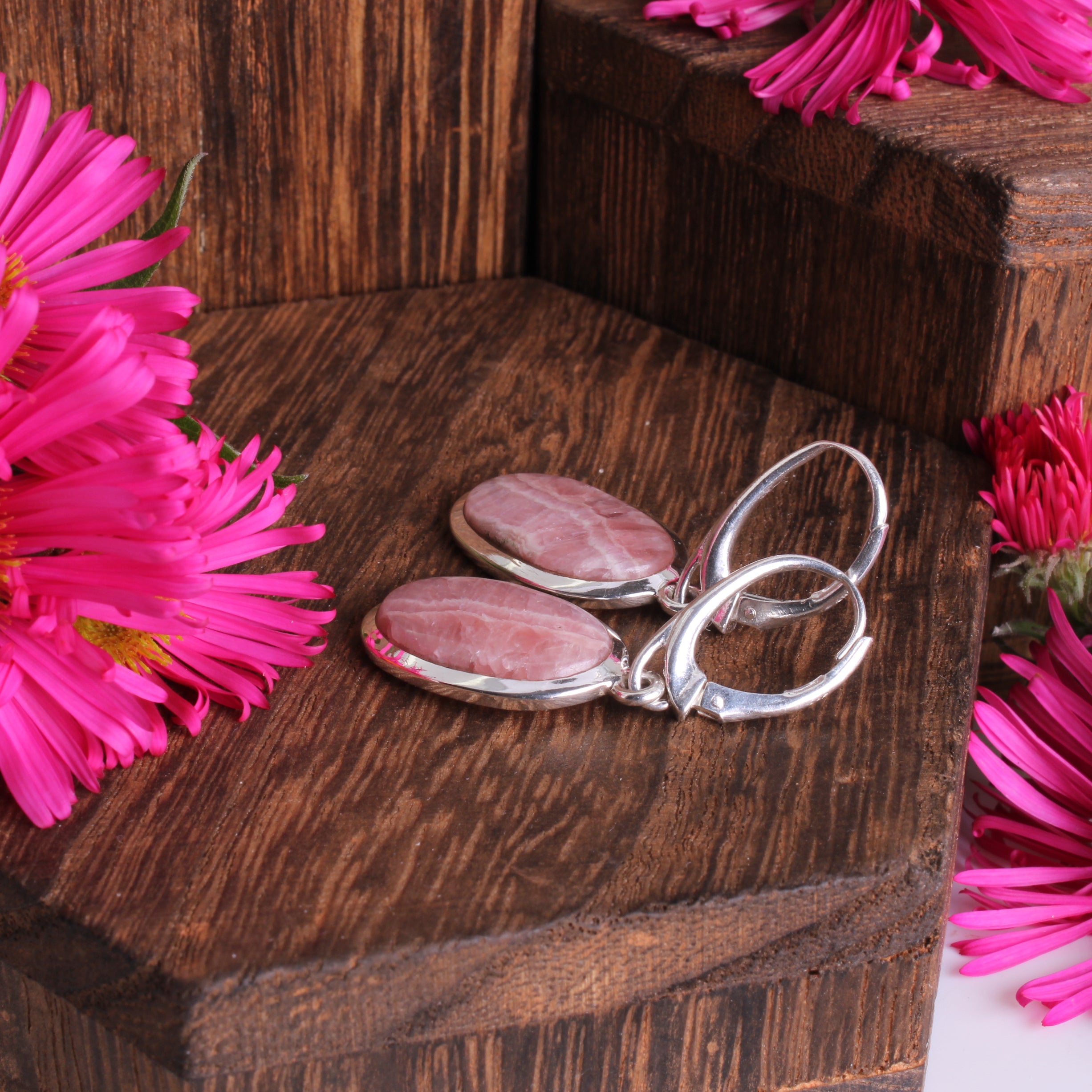 Rhodochrosit Ohrhänger – Seitenansicht Silberfassung