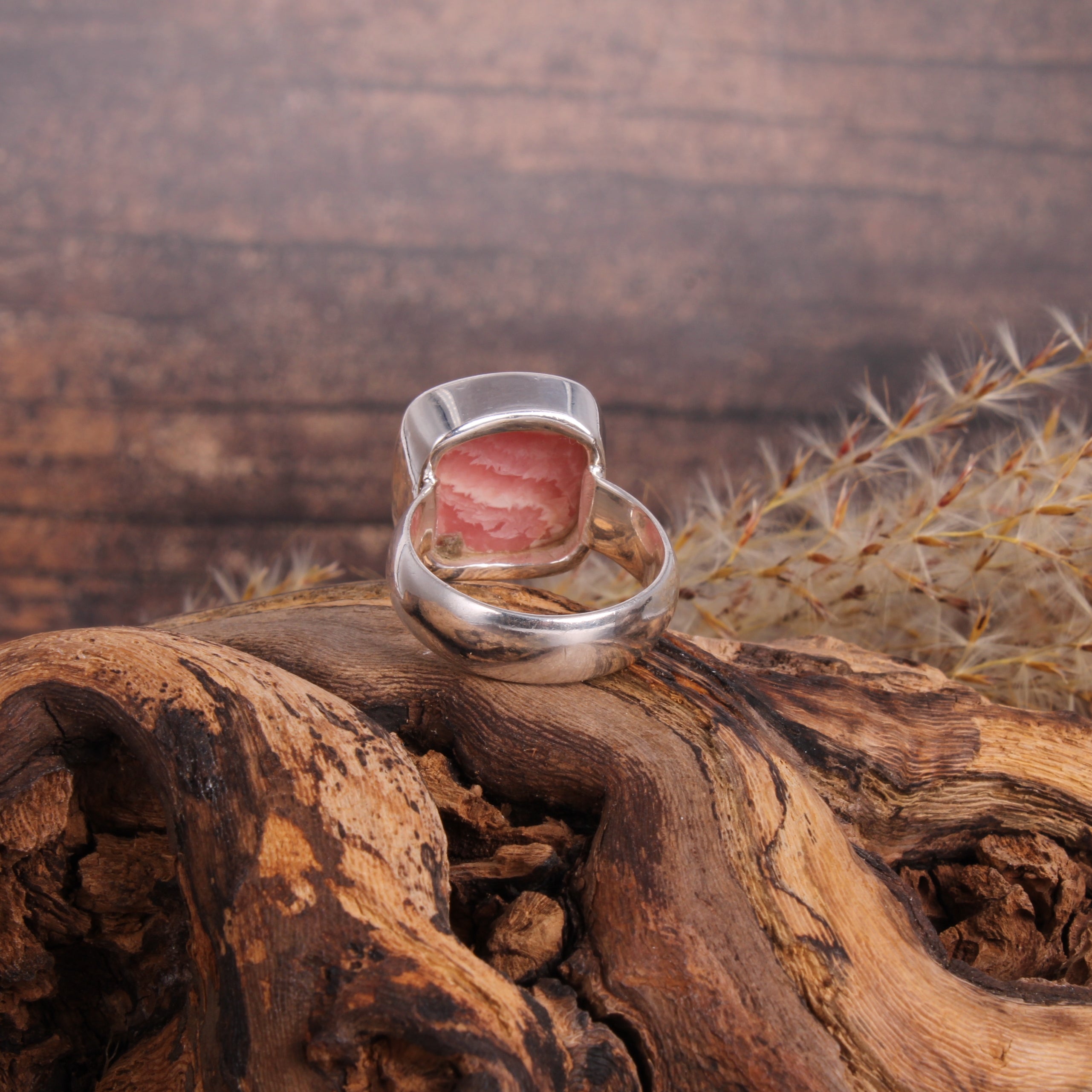 Rhodochrosit Ring Nahaufnahme – rosa Edelstein in Silberfassung