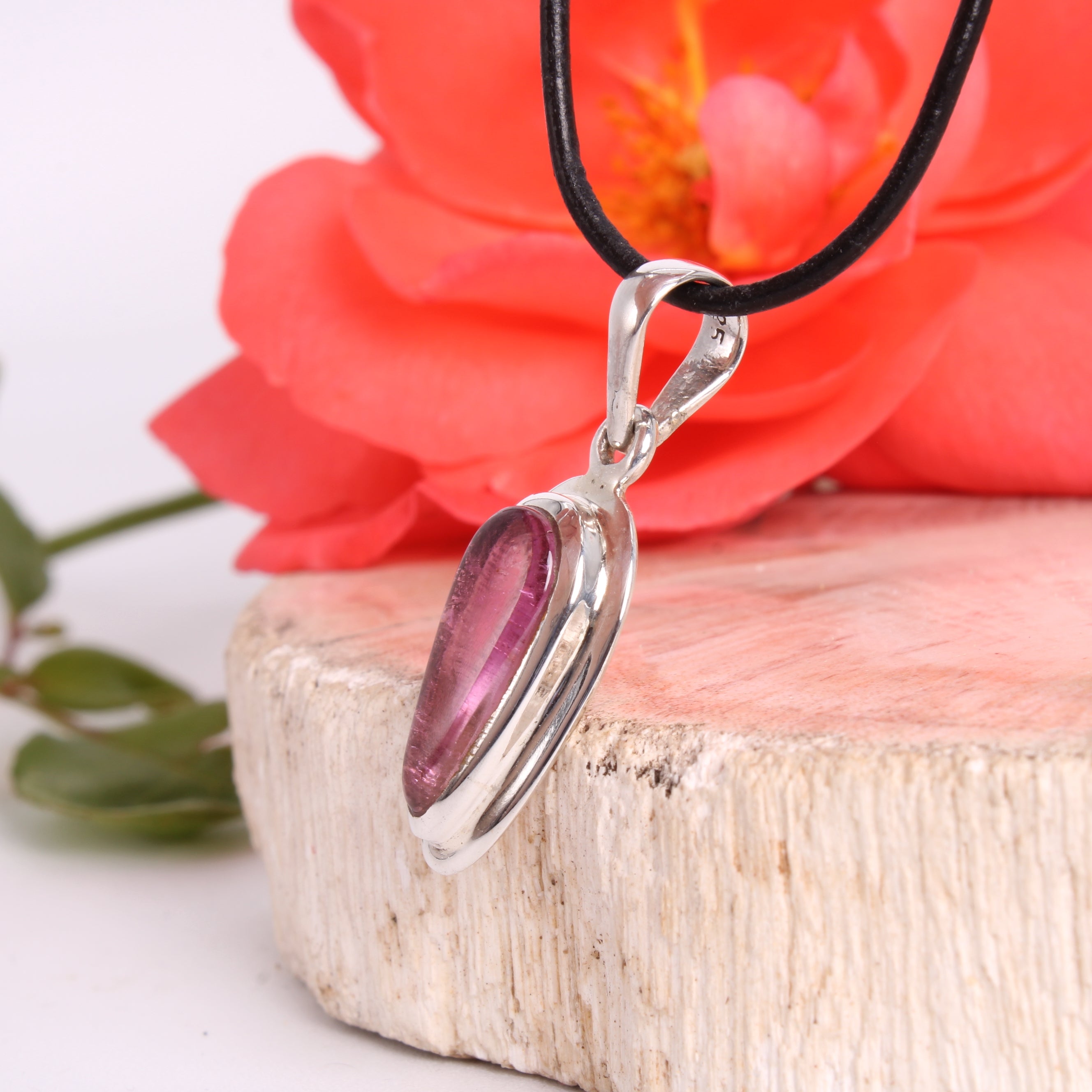 Rosa Turmalin Anhänger Seitenansicht – 22×12 mm, 3,4 cm Gesamthöhe