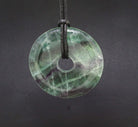 Halskettenanhänger Kettenanhänger Anhänger Regenbogenfluorit grüner blauer Fluorit grün blau Stein Rohstein Rohstück Schmuckanhänger Donut Edelsteindonut Edelstein Heilstein Rohstein Rohstück Fluoritanhänger Fluoritstein Fluoritschmuck