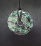 Halskettenanhänger Kettenanhänger Anhänger Regenbogenfluorit grüner blauer Fluorit grün blau Stein Rohstein Rohstück Schmuckanhänger Donut Edelsteindonut Edelstein Heilstein Rohstein Rohstück Fluoritanhänger Fluoritstein Fluoritschmuck