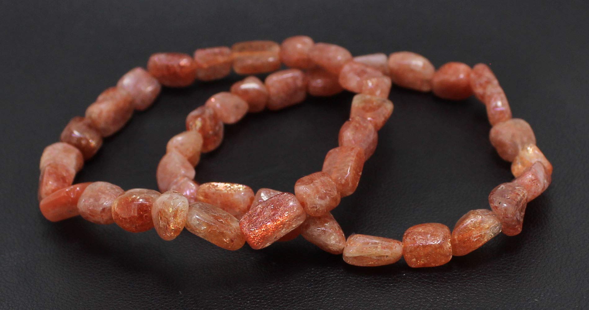 Armband aus Sonnenstein Sunstone Trommelstein Anhänger Perlen Kugeln Heilstein Edelstein Kugelarmband Perlenarmband Edelsteinarmband Stretcharmband Gummiarmband Armschmuck Schmuckstein Rohstein Rohstück Sonnensteine Sonnensteinschmuck Sonnensteinarmband