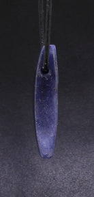 Blauquarz Halbmond Anhänger Seitenansicht – zarter Mondschmuck