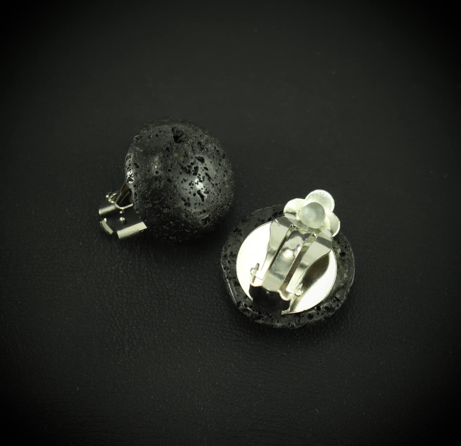 schwarzer Lava Stein Trommelstein Anhänger elegante Ohrclips Ohrringe Ohrstecker Ohrschmuck Silberclips Heilstein Edelstein Silberschmuck Silberohrringe Lavaschmuck Lavaperlen Lavastein Lavasteine Lavagestein Gesteinslava Vulkanlava