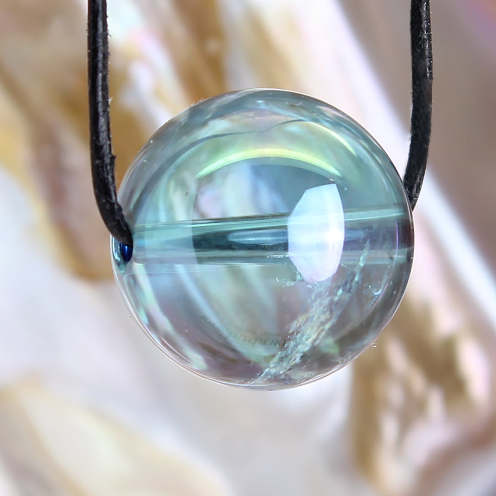 Aqua Aura Kugel Anhänger Kettenanhänger mit Lederband Halskettenanhänger Kettenschmuck Kristall Rohkristall Rohstein Rohstück Stein Trommelstein Silberanhänger Silberschmuck Edelsteinanhänger Edelstein Heilstein Schmuckanhänger Halsschmuck Rohstein Rohstück Schmuckstein Schmuck Schutzstein Glücksstein