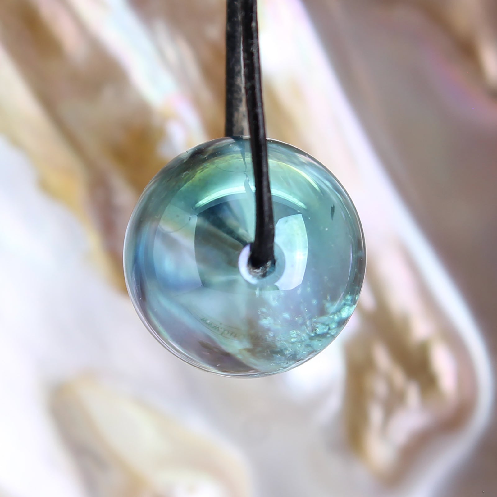 Aqua Aura Kugel Anhänger Kettenanhänger mit Lederband Halskettenanhänger Kettenschmuck Kristall Rohkristall Rohstein Rohstück Stein Trommelstein Silberanhänger Silberschmuck Edelsteinanhänger Edelstein Heilstein Schmuckanhänger Halsschmuck Rohstein Rohstück Schmuckstein Schmuck Schutzstein Glücksstein