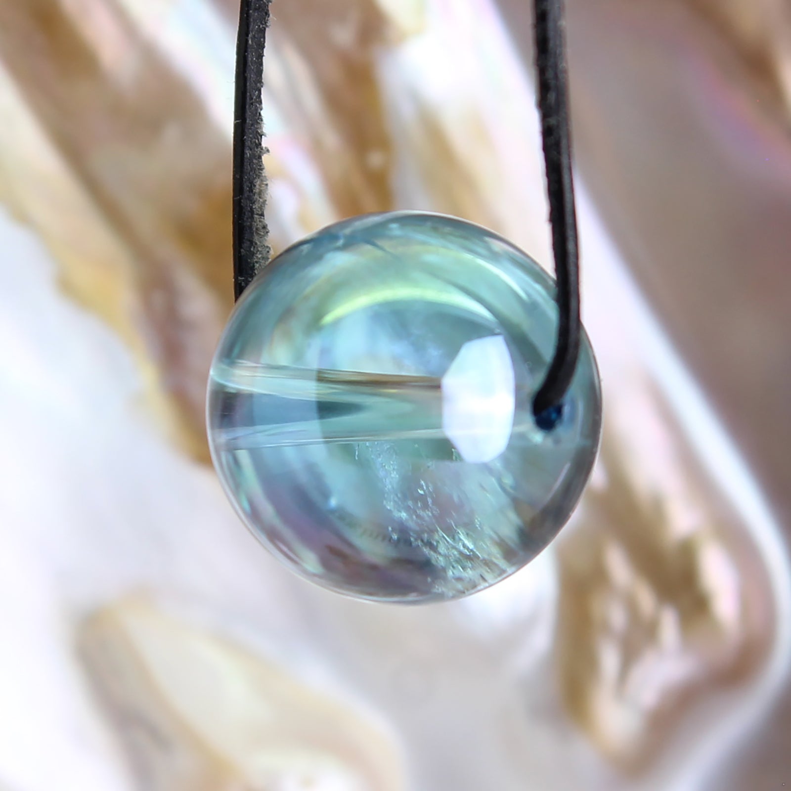 Aqua Aura Kugel Anhänger Kettenanhänger mit Lederband Halskettenanhänger Kettenschmuck Kristall Rohkristall Rohstein Rohstück Stein Trommelstein Silberanhänger Silberschmuck Edelsteinanhänger Edelstein Heilstein Schmuckanhänger Halsschmuck Rohstein Rohstück Schmuckstein Schmuck Schutzstein Glücksstein