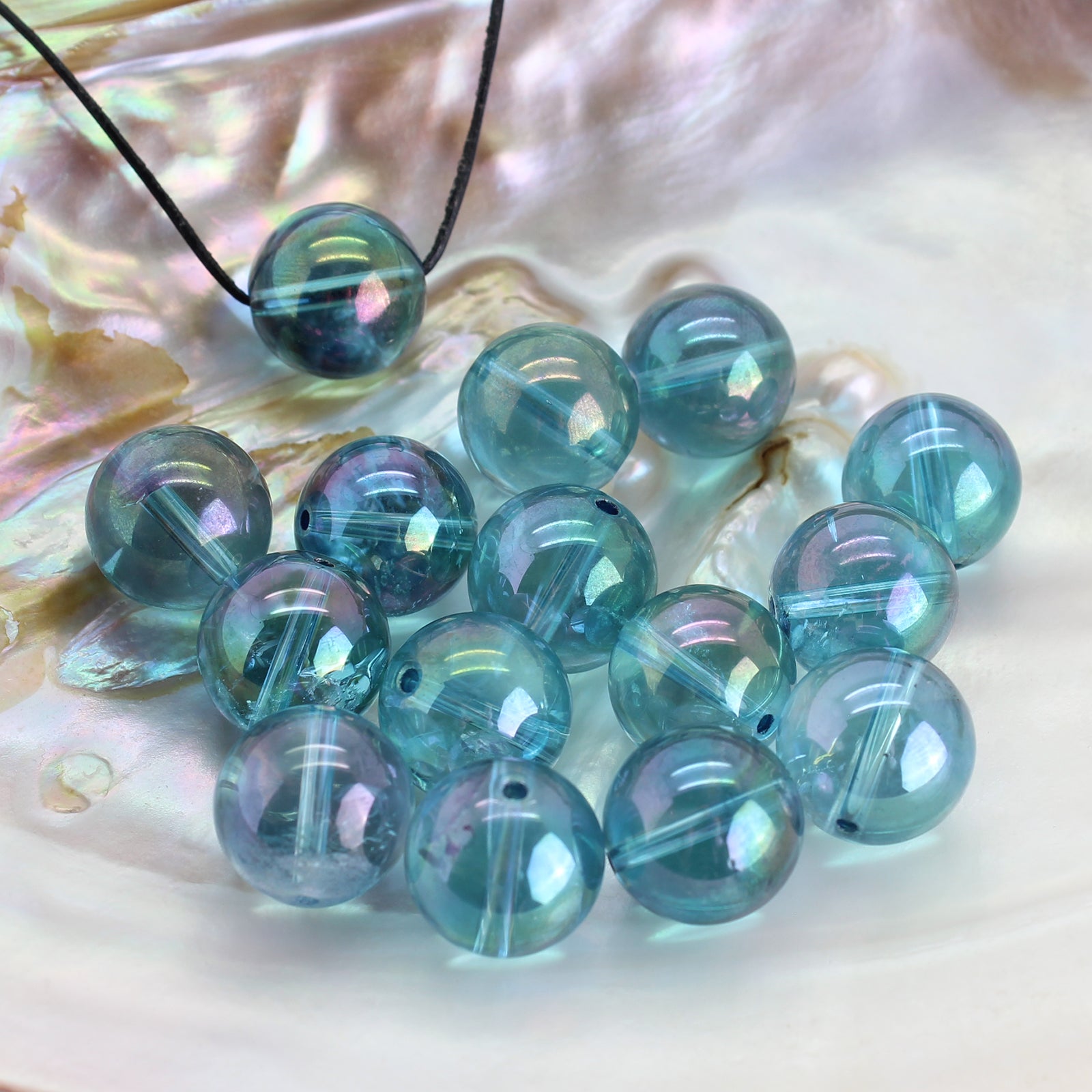 Aqua Aura Kugel Anhänger Kettenanhänger mit Lederband Halskettenanhänger Kettenschmuck Kristall Rohkristall Rohstein Rohstück Stein Trommelstein Silberanhänger Silberschmuck Edelsteinanhänger Edelstein Heilstein Schmuckanhänger Halsschmuck Rohstein Rohstück Schmuckstein Schmuck Schutzstein Glücksstein