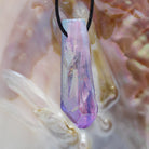 Aqua Aura (Bergkristall bedampft) Anhänger Spitze Kettenanhänger mit Lederband Halskettenanhänger Kettenschmuck Stein Trommelstein Doppelspitze Doppelender Vogelkristall Edelstein Heilstein Rohstein Rohstück Halsschmuck Halskettenschmuck Schmuckstein Kristall Kristallspitze Kristallschmuck Bergkristallspitze